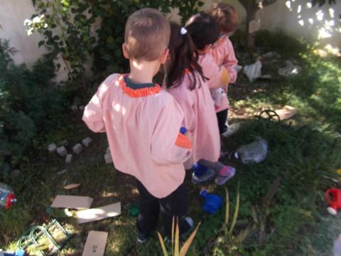 As crianças da sala de JI e creche limparam o espaço da horta de residuos